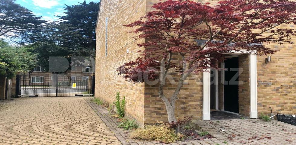 			NEW INSTRUCTION, 4 Bedroom, 1 bath, 1 reception Mews House			 Rodenhurst Road, Clapham South